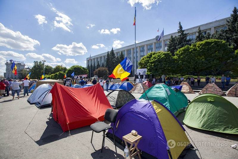 Будемо стояти до останнього: "Майдан" у Молдові розростається. Фото протестів