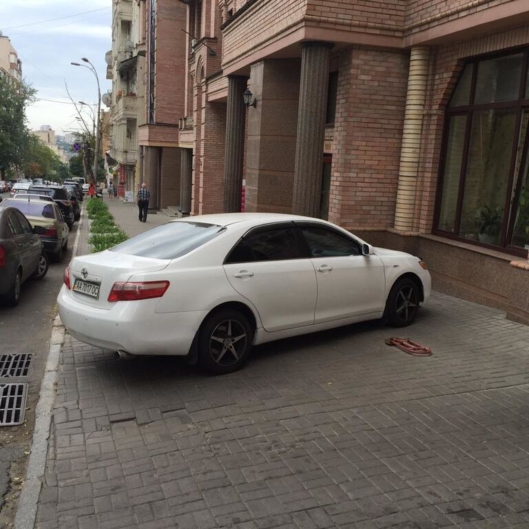 В Киеве водители BMW и Toyota "прижали" пешеходов к стенке: фото героев