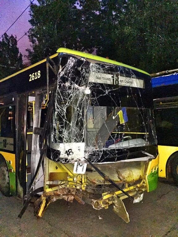 В Киеве троллейбус без водителя врезался в столб: фотофакт