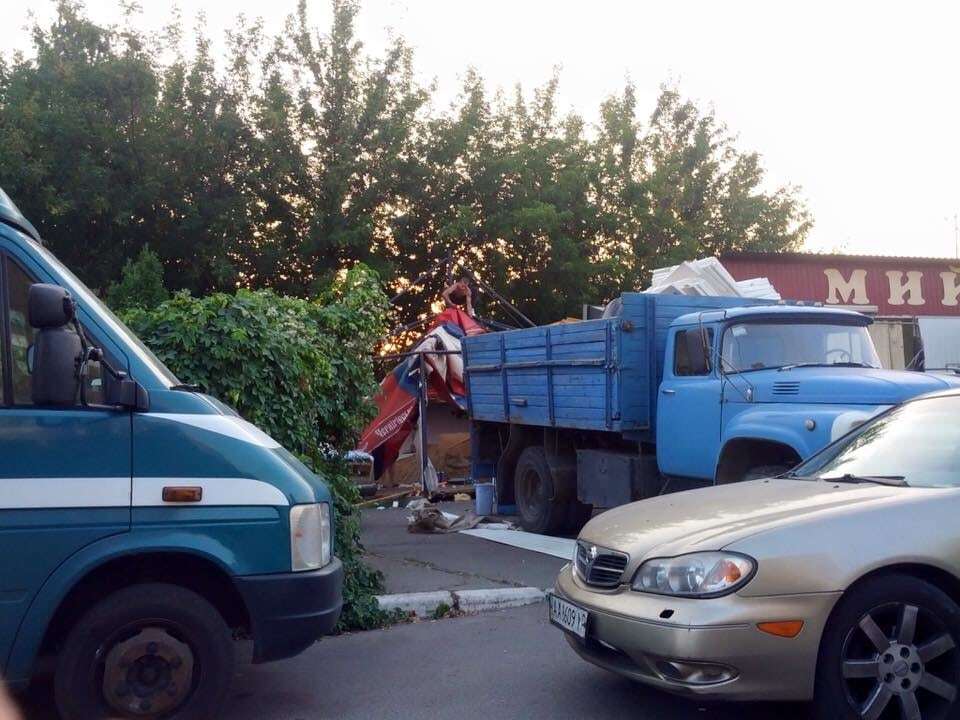 У Києві масово зносять кіоски та "наливайки" на Святошино: фоторепортаж