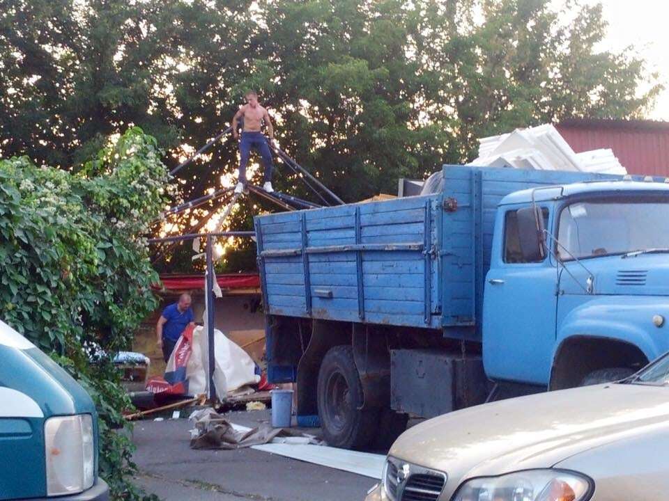 У Києві масово зносять кіоски та "наливайки" на Святошино: фоторепортаж