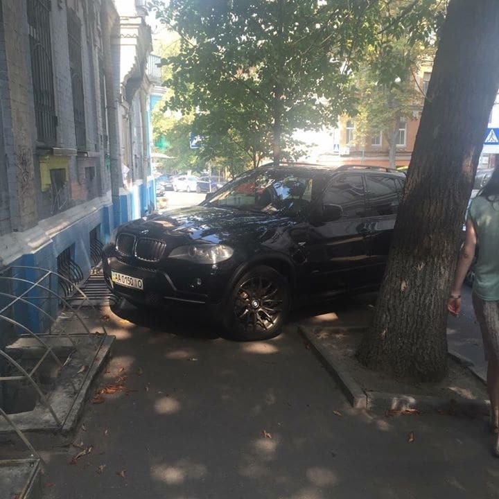 У Києві водії BMW і Toyota "притиснули" пішоходів до стінки: фото героїв