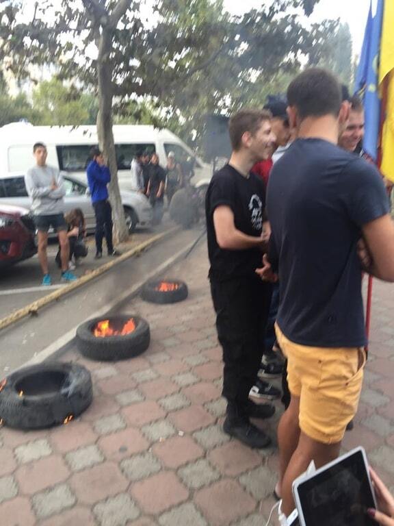 В Одессе под райсудом начались столкновения: опубликованы фото и видео