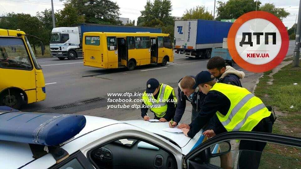 В Киеве маршрутка врезалась в фуру, 10 пострадавших: фото с места ДТП