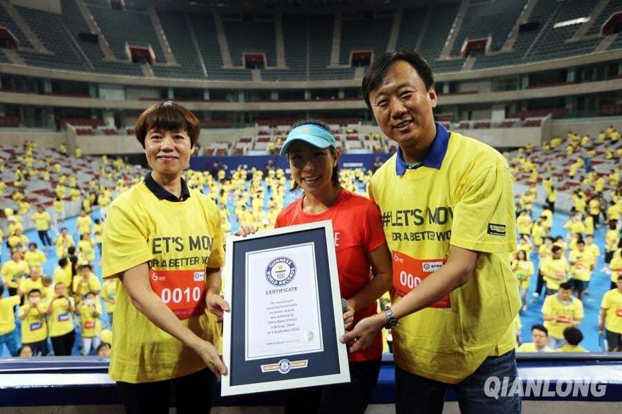 У Китаї тенісні вправи увійшли до Книги рекордів Гіннеса: вражаючі фото