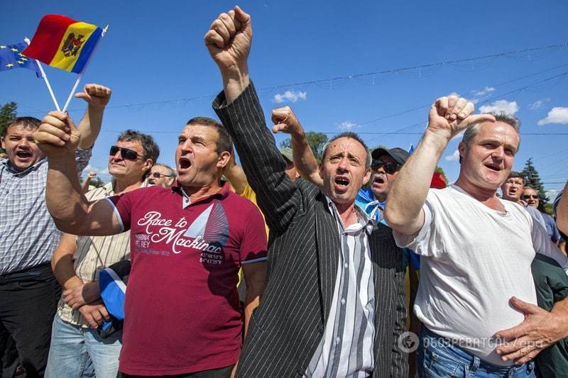 Будем стоять до последнего: "Майдан" в Молдове разрастается. Фото протестов