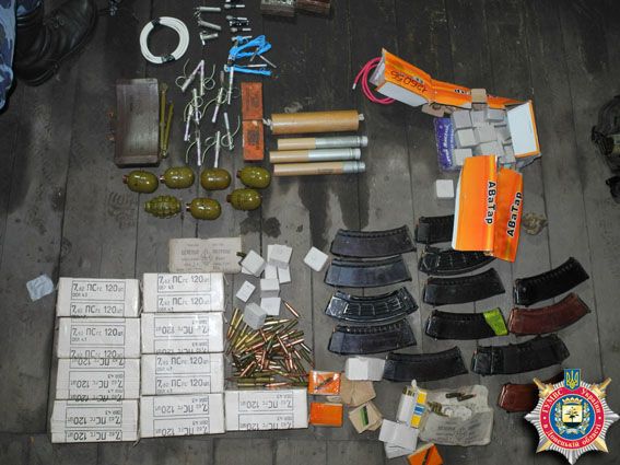 Житель Дзержинска устроил дома арсенал оружия: опубликованы фото