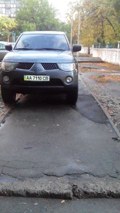 В Киеве автомобили превратились в пешеходов: фото нарушителей