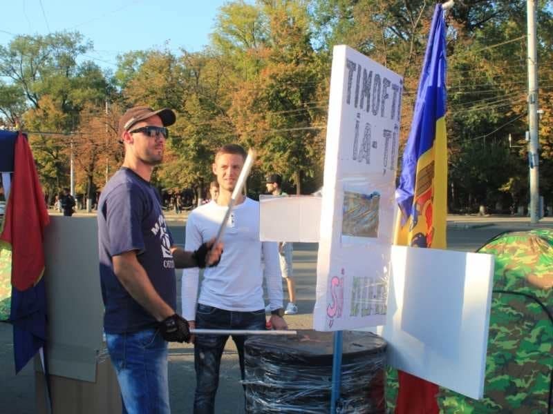 В Молдове обживают "Майдан": появилась парикмахерская, утепляют палатки. Фоторепортаж из Кишинева