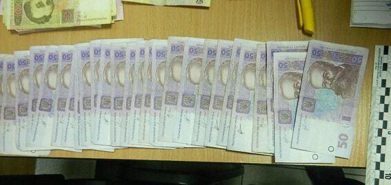 В Киеве мужчина с ножницами украл 100 тысяч гривен