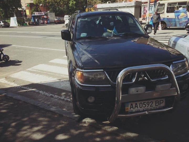 В Киеве автомобили превратились в пешеходов: фото нарушителей