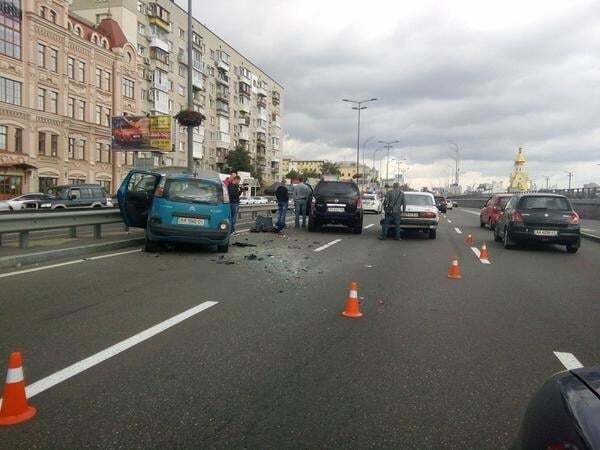 У Києві виник величезний затор через аварію на Набережному шосе