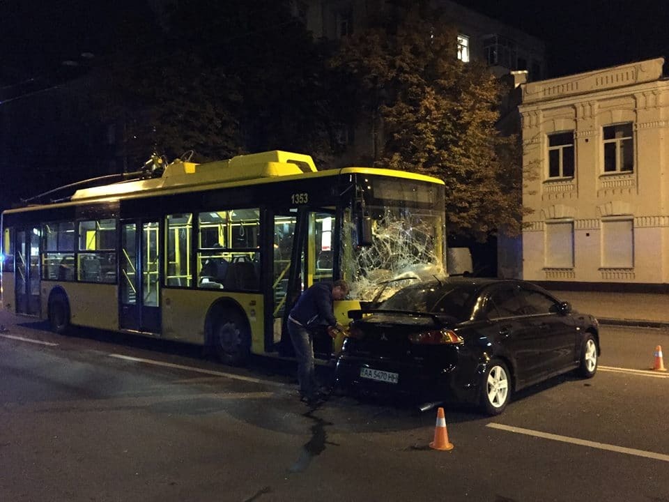У Києві тролейбус врізався в автомобіль: фотофакт