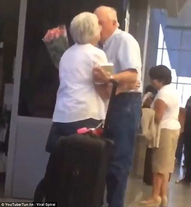 Видео с пожилым мужчиной, который трогательно встречал жену в аэропорту, "взорвало" сеть