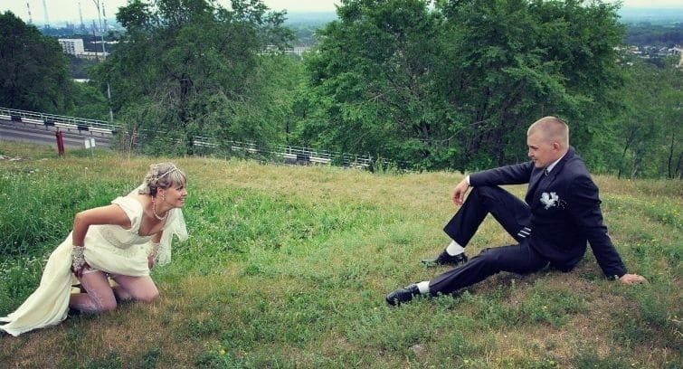 Новая порция фото беспощадных российских свадеб: торт из пельменей и неудачный поцелуй