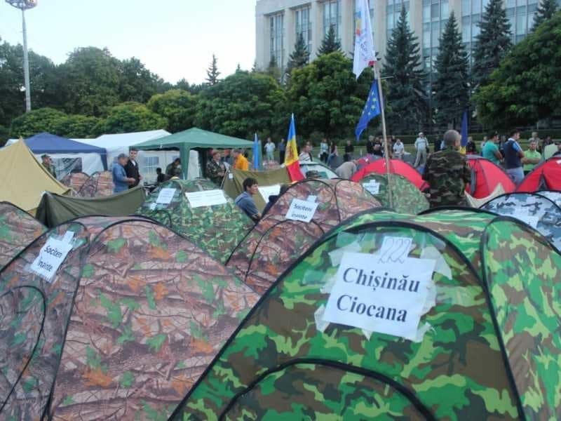 В Молдове обживают "Майдан": появилась парикмахерская, утепляют палатки. Фоторепортаж из Кишинева