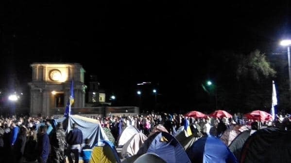 В Молдове обживают "Майдан": появилась парикмахерская, утепляют палатки. Фоторепортаж из Кишинева