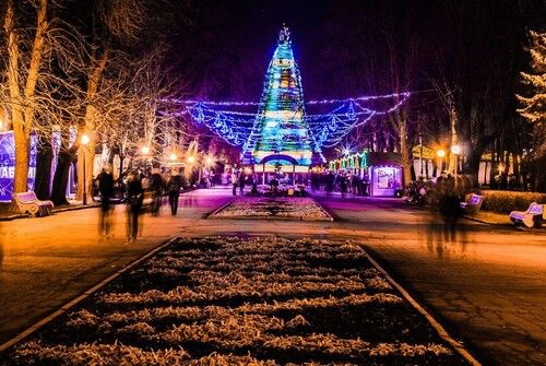 Как празднуют Новый год в Украине: елки во всех уголках страны