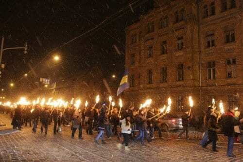 День народження Бандери: у Львові і Житомирі палили смолоскипи і молилися