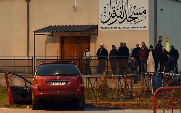 Во Франции водитель авто пытался взять мечеть "на таран"