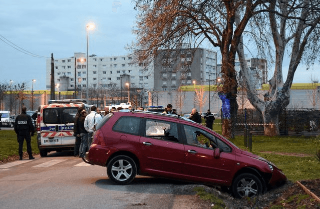 Во Франции водитель авто пытался взять мечеть "на таран"