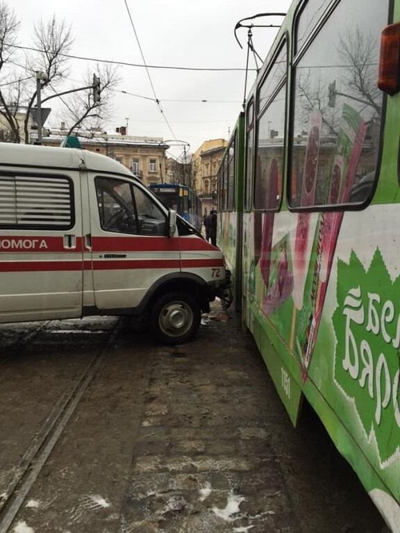 У Львові швидка протаранила трамвай: опубліковані фото