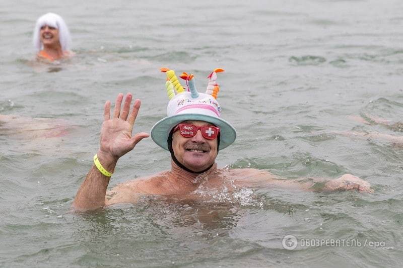 В Женевском озере прошел заплыв "моржей" в компании Человека-Паука: опубликованы фото