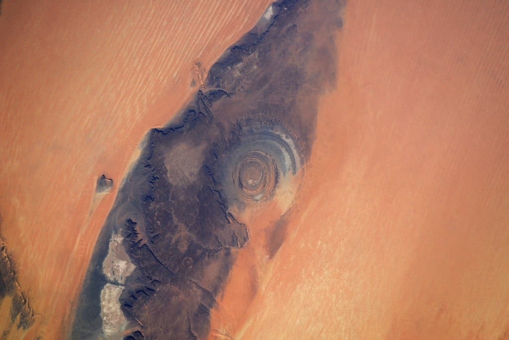 Астронавт обнаружил из космоса удивительный "Глаз Сахары": фотофакт
