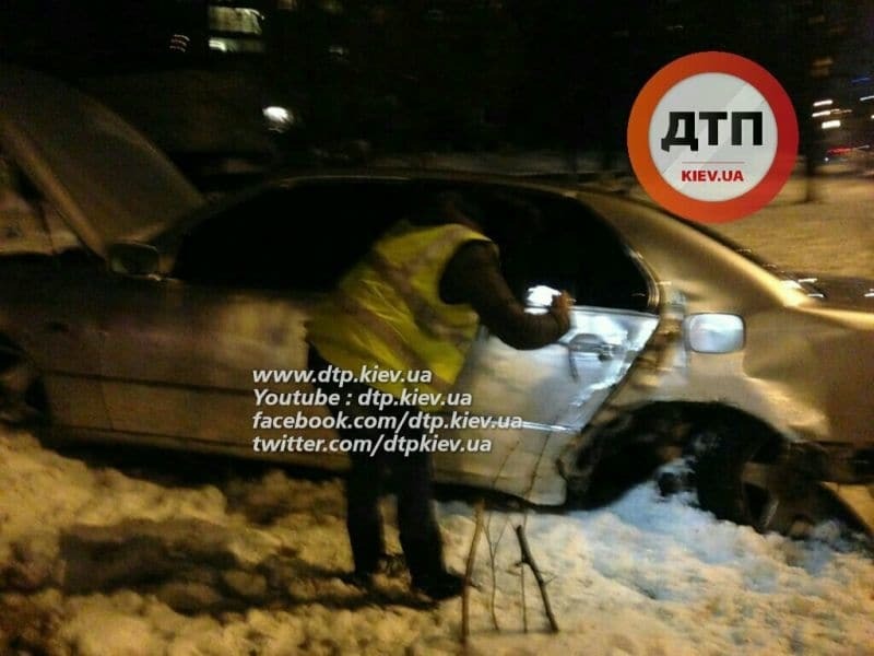 ДТП в Киеве: водитель Lexus сбил женщину и зацепил дерево