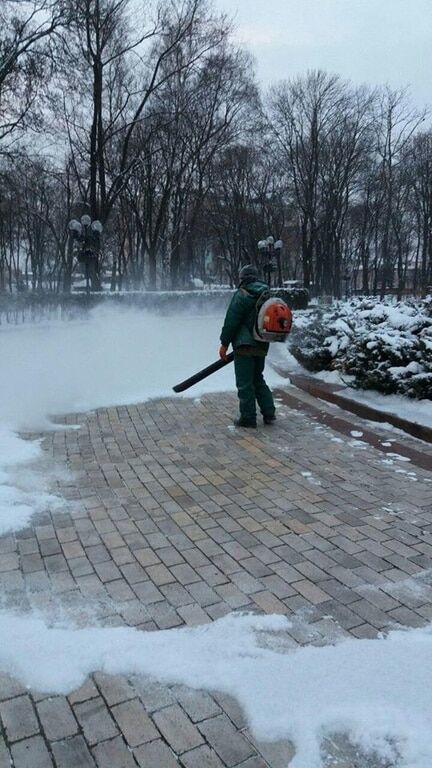 Чудо-техника: в Киеве для уборки снега придумали снегодувы 