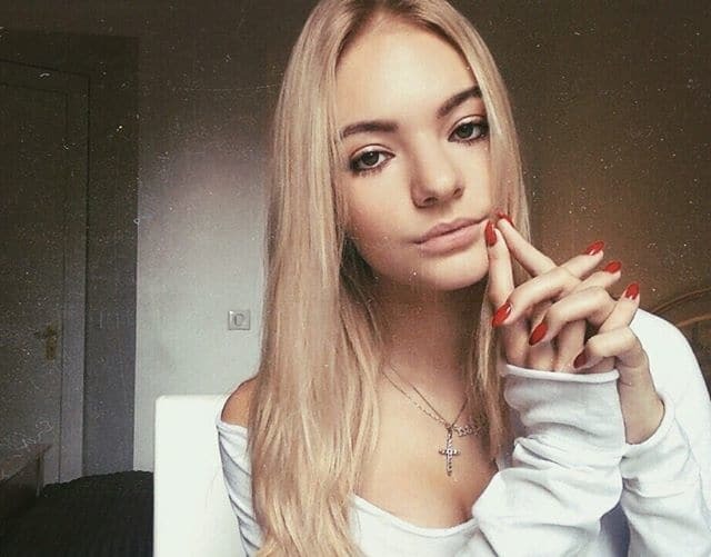 17-летняя дочь Пескова забыла надеть белье: фото девушки в откровенном джемпере