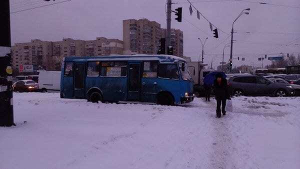 Снігопад у Києві: на Троєщині утворилася серйозна пробка