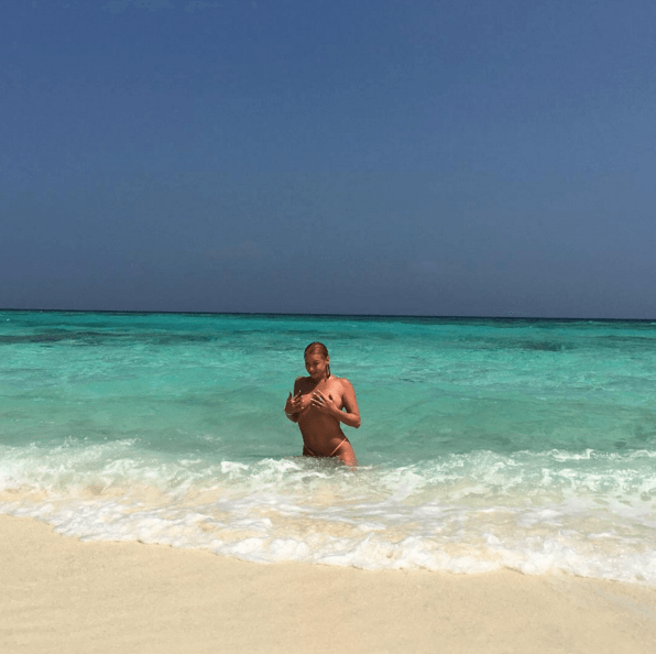 Волочкова устроила "голую" фотосессию на Мальдивах: панталоны натянуть всегда успеется