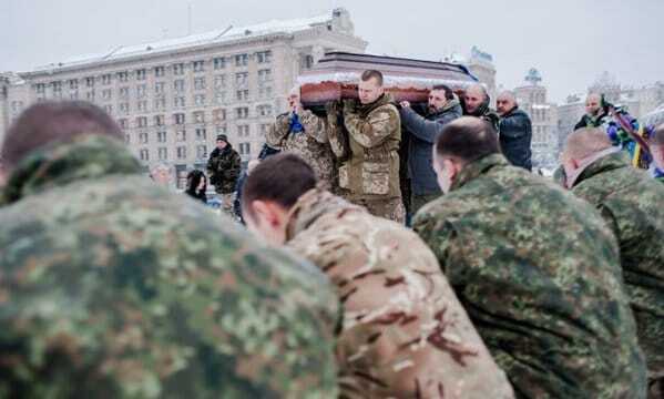 В Киеве на Майдане провели в последний путь легендарного бойца АТО