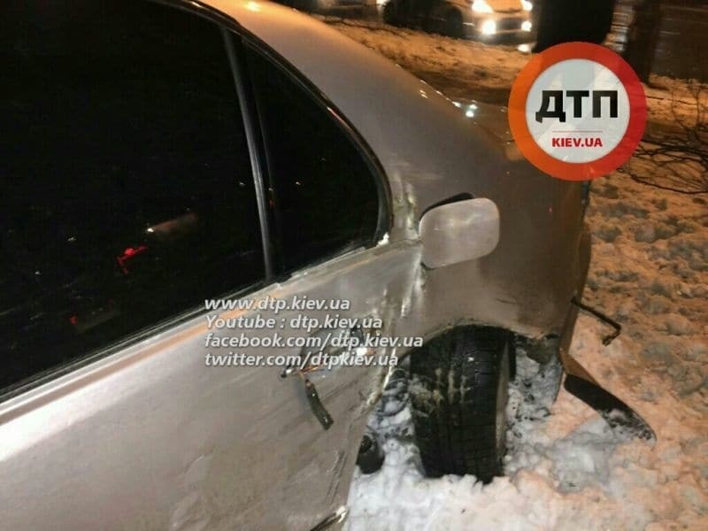ДТП в Киеве: водитель Lexus сбил женщину и зацепил дерево