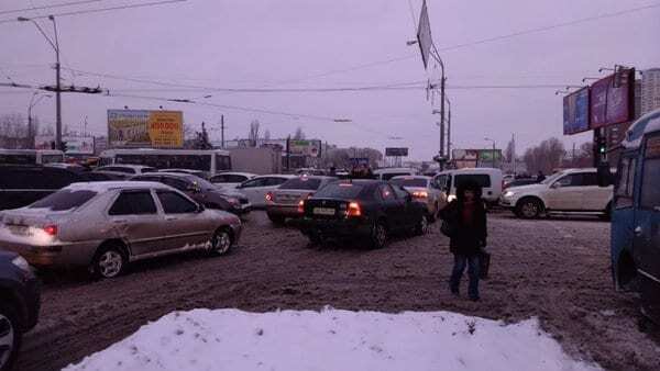 Снегопад в Киеве: на Троещине образовалась серьезная пробка