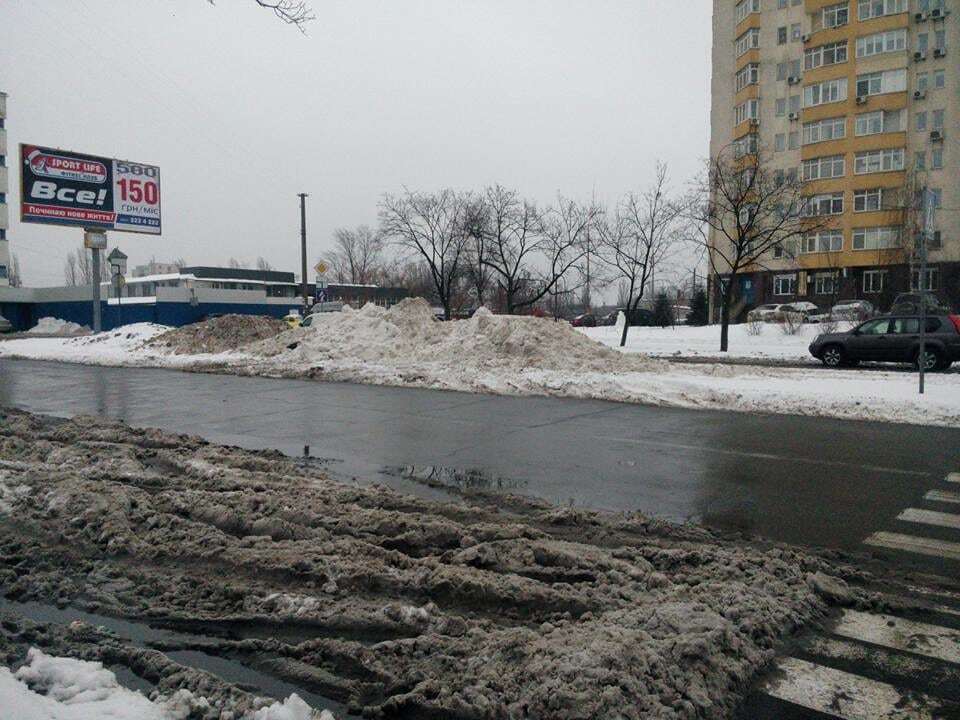 В Киеве засекли грузовики с "чужим снегом": фотофакт