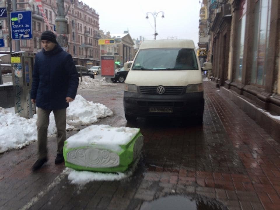 "Довбень" парковки: у Києві водій мікроавтобуса зупинився на тротуарі