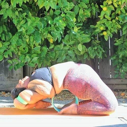 Пышнотелая инструктор по йоге стала звездой сети: фото смелой девушки