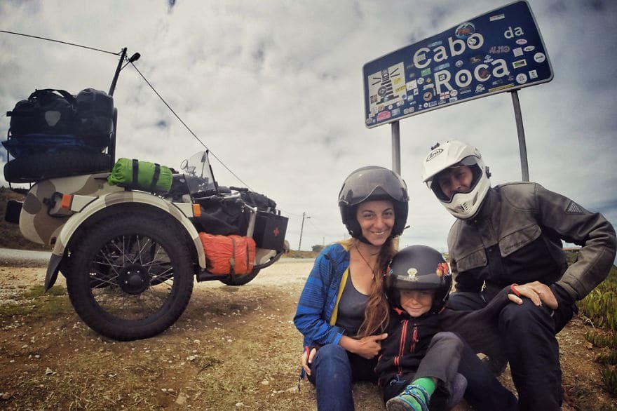 Пара проехала 41 страну на старом мотоцикле, чтобы показать мир 4-летнему сыну: удивительные фото