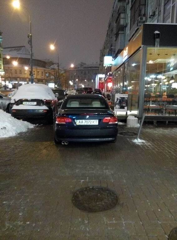 Герой парковки: в центре Киева водитель дорогого авто перекрыл тротуар