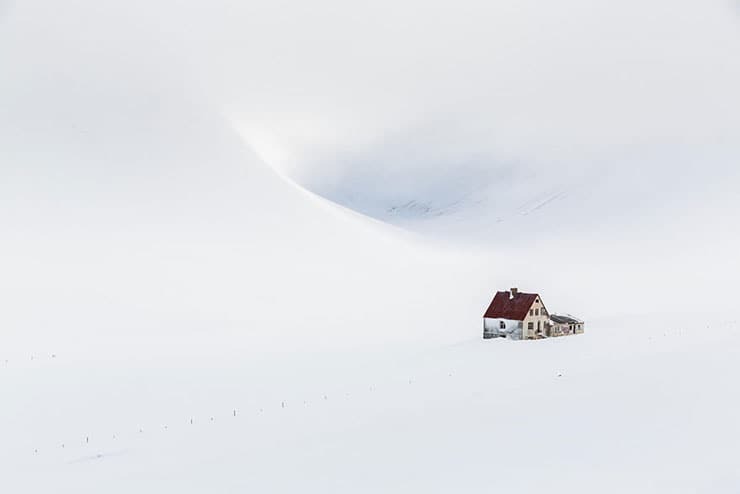 Сказочные одинокие дома, окутанные зимним таинством  