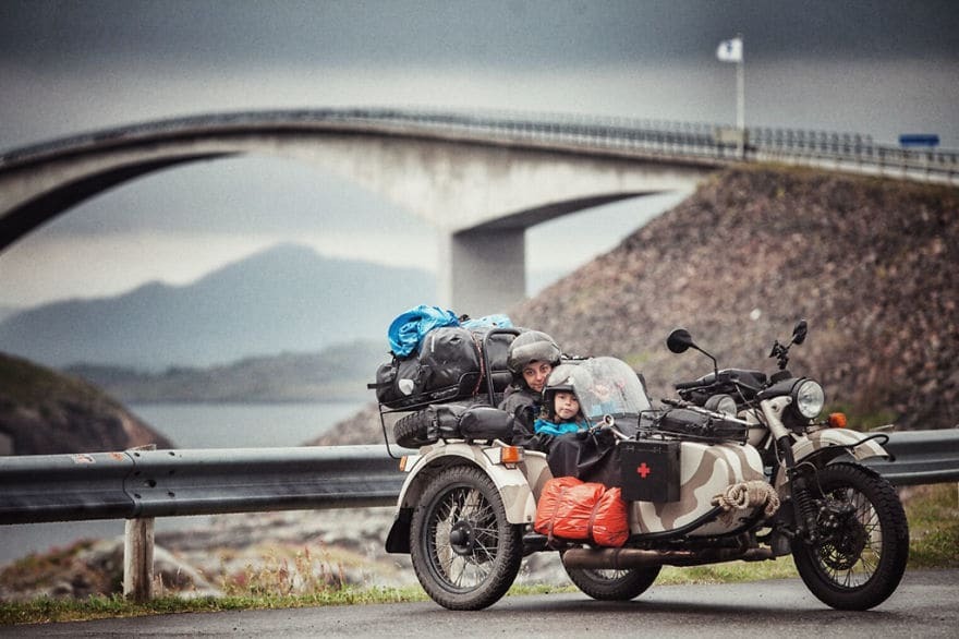 Пара проехала 41 страну на старом мотоцикле, чтобы показать мир 4-летнему сыну: удивительные фото
