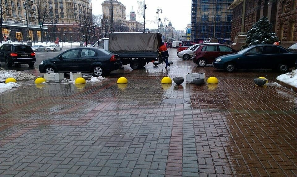 У центрі Києва з'явилися жовті "сюрпризи" для автохамів: фотофакт