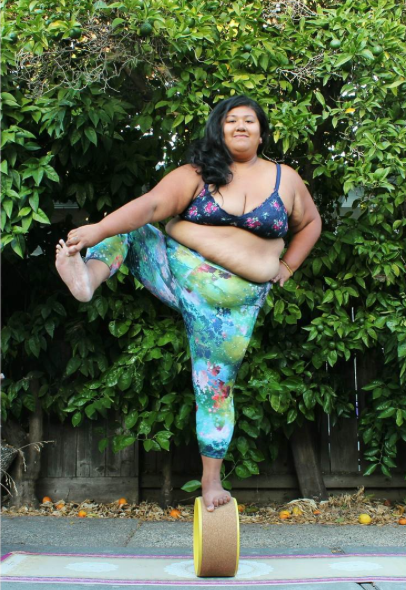 Пышнотелая инструктор по йоге стала звездой сети: фото смелой девушки