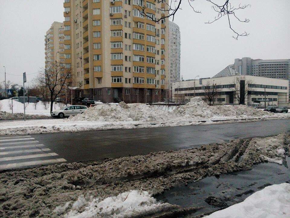 В Киеве засекли грузовики с "чужим снегом": фотофакт