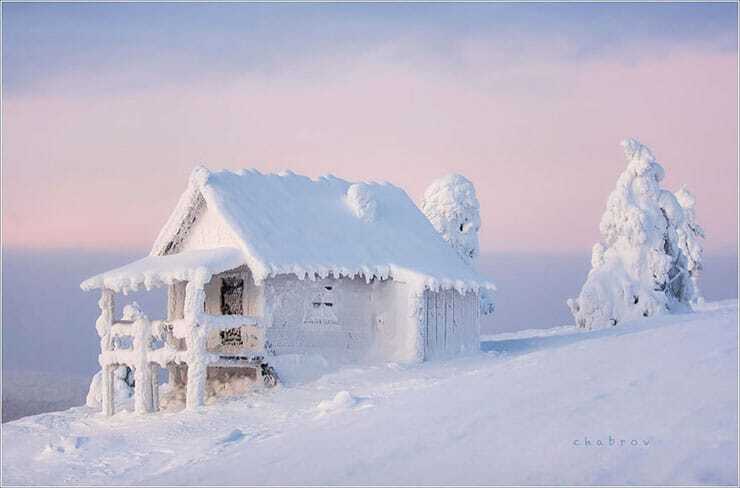 Сказочные одинокие дома, окутанные зимним таинством  
