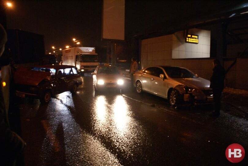 В Киеве произошло ДТП с участием трех авто и маршрутки