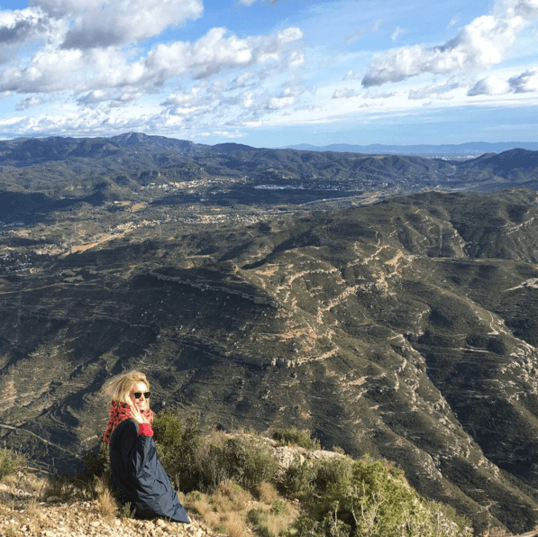 Вера Брежнева покорила испанские горы: живописное фото из Барселоны