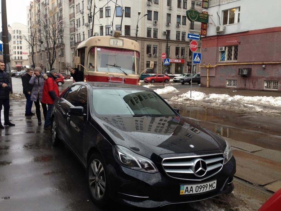 Герой парковки: в Киеве водитель Mercedes-Benz блокировал трамвай